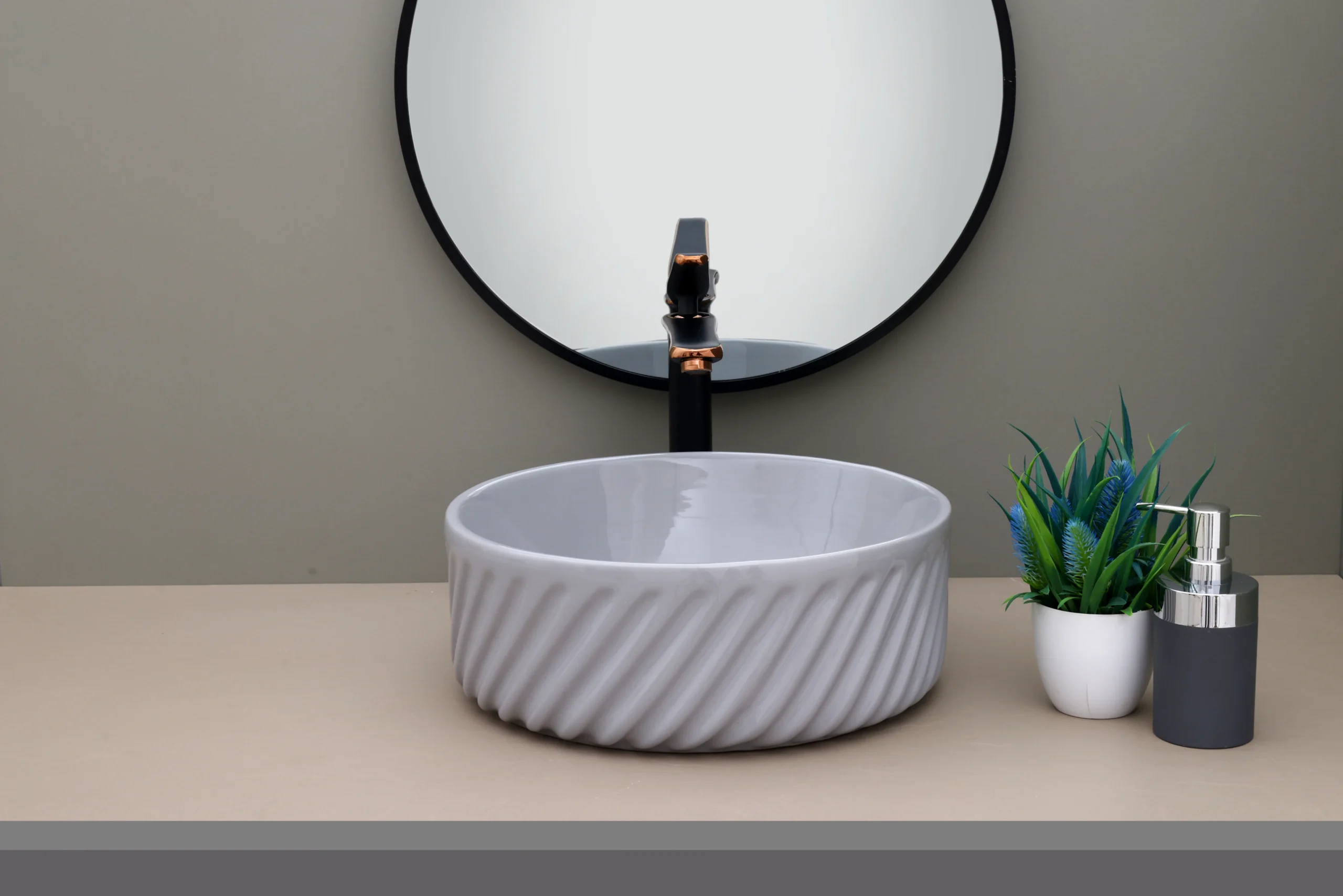 PLUTO GREY (3)
